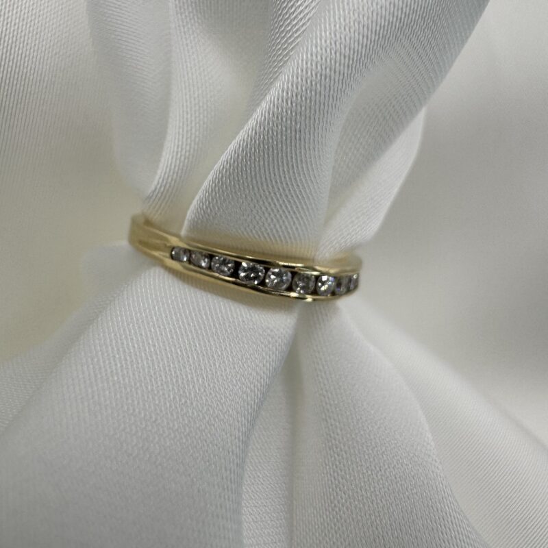 Классическое кольцо с натуральным бриллиантом из 14K золота