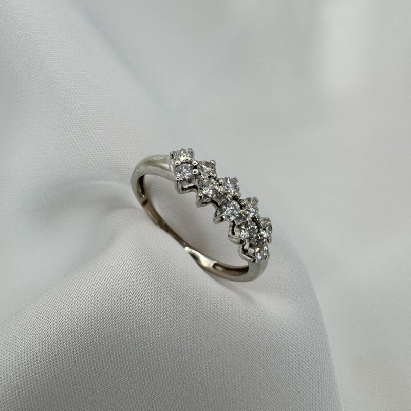 Изящное и классическое кольцо с бриллиантом – идеальная линия сияния