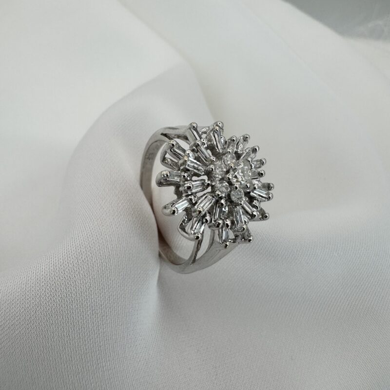 Роскошное бриллиантовое кольцо с эффектным дизайном