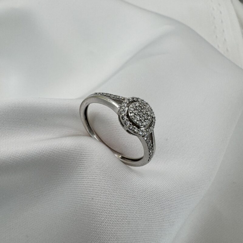 Потрясающее роскошное кольцо с бриллиантом