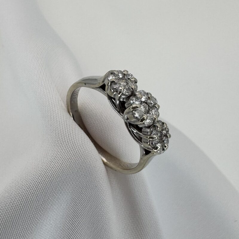 Элегантное бриллиантовое кольцо в классическом дизайне