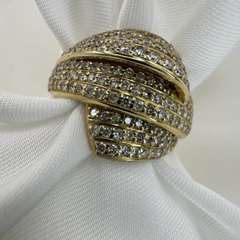 Роскошное кольцо с натуральными бриллиантами в желтом золоте