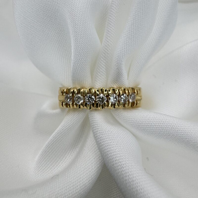 Классическое бриллиантовое кольцо из желтого золота