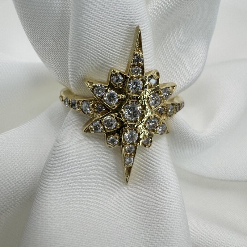 Золотое кольцо в форме звезды с натуральными бриллиантами