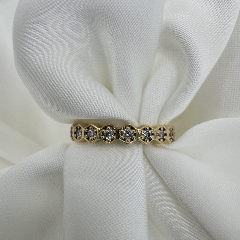 Уникальное золотое кольцо с натуральными бриллиантами